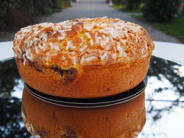 Torta artigianale ciambella variegata al cioccolato